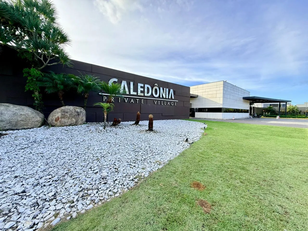 CASA DE ALTO PADRÃO CALEDÔNIA